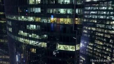 跨<strong>夜</strong>窗办公大楼的摩天大楼玻璃倒影在人们工作的商业贸易发展现代活跃。上海未来工作就业发展。空中直升机